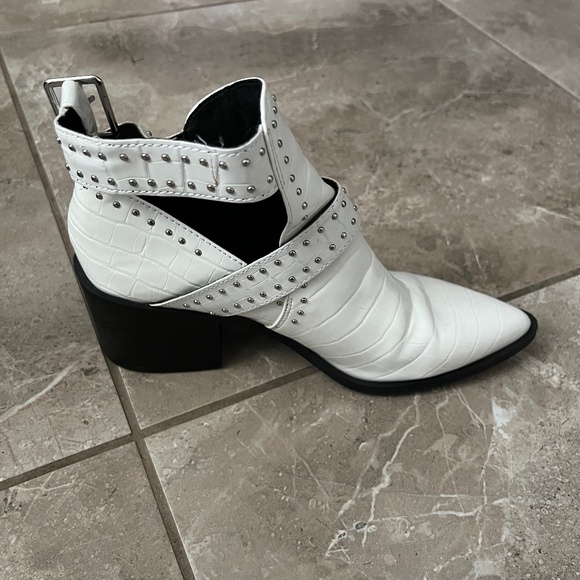 Steve Madden Andy White Crocodile Boots - Picture 3 of 9